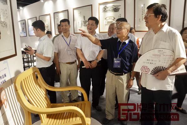 領導專家一行參觀“15年新中式家具經(jīng)典作品展暨景初新中式家具書畫展”展區(qū)