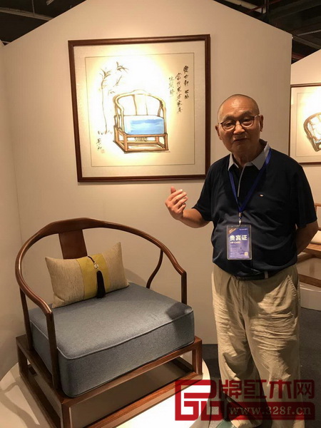 中國高等教育家具設(shè)計專業(yè)創(chuàng)始人、中國新中式文化研究院院長胡景初教授在書畫展現(xiàn)場點評世珀《無畏休閑椅》 中國高等教育家具設(shè)計專業(yè)創(chuàng)始人、中國新中式文化研究院院長胡景初教授在書畫展現(xiàn)場點評世珀《無畏休閑椅》