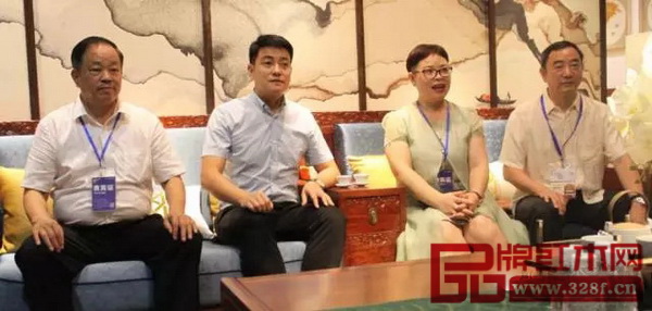 憶古軒董事長劉定杰（左一）、總經(jīng)理劉宇（左二）與廣東簡愛家居董事長羅輯俐（左三）、廣東省家具協(xié)會副會長兼秘書長張承志（左四）親切交流