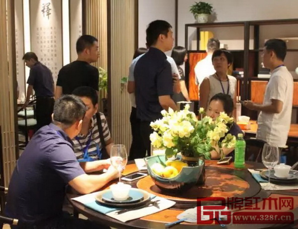 全國各地經(jīng)銷商紛至沓來，展會現(xiàn)場人頭攢動