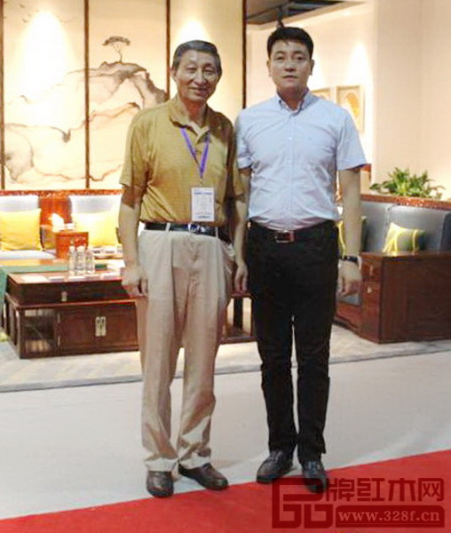 全國工商聯(lián)民間文物藝術(shù)品商會副會長、原故宮博物院文?？萍疾恐魅尾莒o樓（左一）與憶古軒總經(jīng)理劉宇（右一）合影