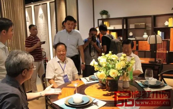 全國(guó)政協(xié)委員、全國(guó)工商聯(lián)第九屆副主席、中國(guó)西部研究與發(fā)展促進(jìn)會(huì)理事長(zhǎng)程路（右一），中山市政協(xié)主席丘樹(shù)宏（左一）蒞臨憶古軒展廳，并與憶古軒董事長(zhǎng)劉定杰（左二）親切交流