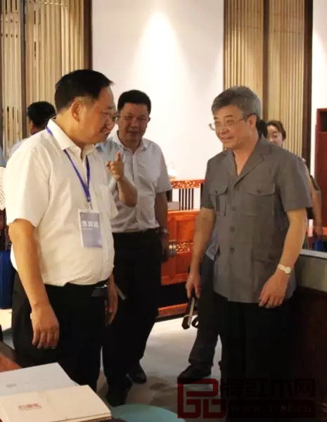 中山市政協(xié)主席丘樹宏（右一）視察憶古軒展廳并與憶古軒董事長劉定杰（左一）親切交流