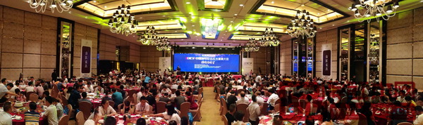 眾多行業(yè)專家、品牌企業(yè)代表與經銷商齊聚中山,開啟了新中式風尚之夜 眾多行業(yè)專家、品牌企業(yè)代表與經銷商齊聚中山,開啟了新中式風尚之夜