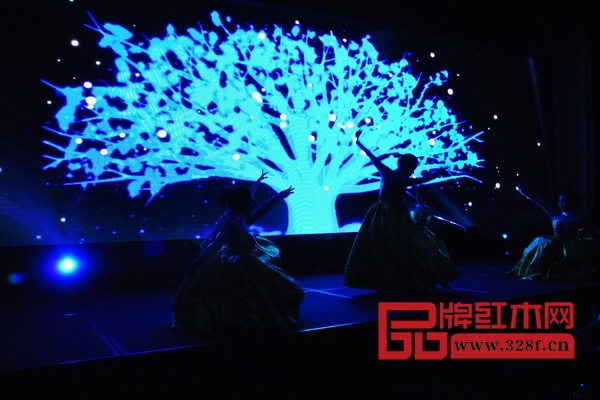 首屆中國新中式紅木家具大會接待晚宴以創(chuàng)意科幻的開場舞蹈《筑夢》歡迎各方嘉賓 首屆中國新中式紅木家具大會接待晚宴以創(chuàng)意科幻的開場舞蹈《筑夢》歡迎各方嘉賓