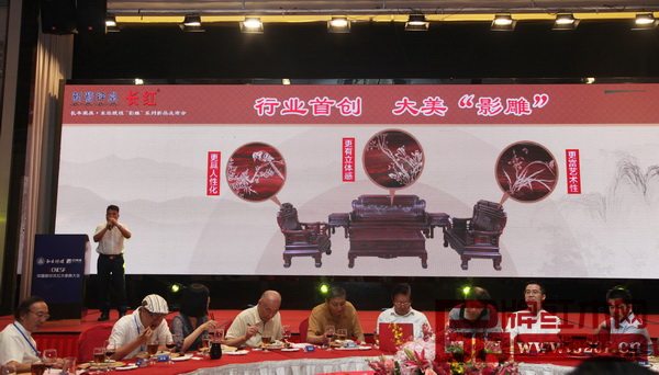 中山長豐家具董事長陳新豐在接待晚宴現(xiàn)場發(fā)布了行業(yè)首創(chuàng)的“影雕”技藝,引起極大的關注 中山長豐家具董事長陳新豐在接待晚宴現(xiàn)場發(fā)布了行業(yè)首創(chuàng)的“影雕”技藝,引起極大的關注
