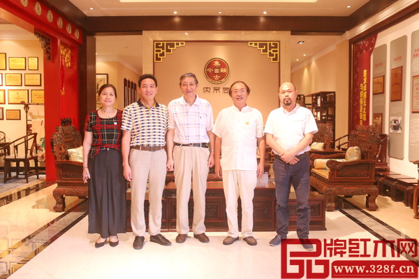 原故宮博物院文保科技部主任曹靜樓（左三）、亞太地區(qū)手工藝大師馮文土（右二）與集古韻今董事長陳新平（左二）、工藝總監(jiān)陳正民（右一）合影留念