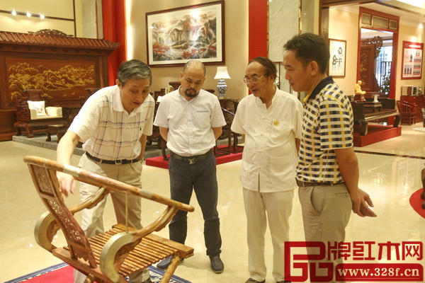 原故宮博物院文??萍疾恐魅尾莒o樓(左一)、亞太地區(qū)手工藝大師馮文土(右二)到訪集古韻今紅木大廈,對(duì)其產(chǎn)品工藝給予高度評(píng)價(jià) 原故宮博物院文??萍疾恐魅尾莒o樓(左一)、亞太地區(qū)手工藝大師馮文土(右二)到訪集古韻今紅木大廈,對(duì)其產(chǎn)品工藝給予高度評(píng)價(jià)