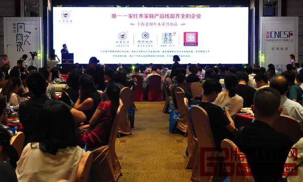 上海老周家居攜海派新中式品牌“春舍里居”重磅亮相首屆中國新中式紅木家具大會,并作了品牌升級發(fā)布會 上海老周家居攜海派新中式品牌“春舍里居”重磅亮相首屆中國新中式紅木家具大會,并作了品牌升級發(fā)布會