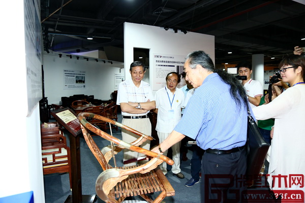 集古韻今《海南黃花梨交椅》吸引眾多行業(yè)專家、消費(fèi)者駐足鑒賞,并紛紛對(duì)其精湛的工藝、高貴的選材表示高度贊譽(yù) 集古韻今《海南黃花梨交椅》吸引眾多行業(yè)專家、消費(fèi)者駐足鑒賞,并紛紛對(duì)其精湛的工藝、高貴的選材表示高度贊譽(yù)