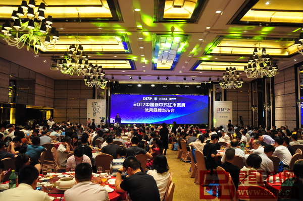 此次盛會的重頭大戲“2017中國新中式紅木家具優(yōu)秀品牌發(fā)布會”在中山喜來登酒店隆重舉行 此次盛會的重頭大戲“2017中國新中式紅木家具優(yōu)秀品牌發(fā)布會”在中山喜來登酒店隆重舉行