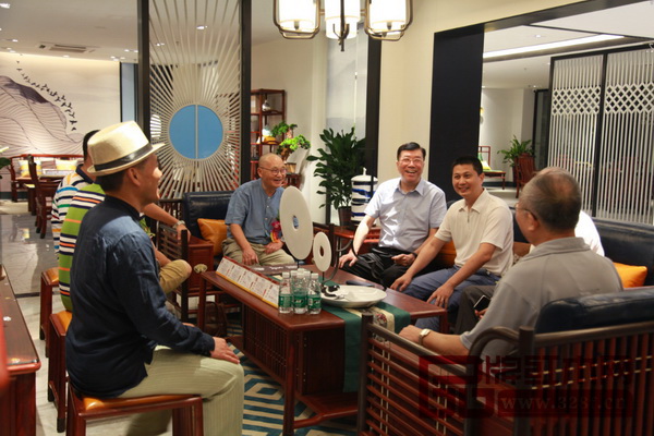 紅古軒品牌創(chuàng)始人吳赤宇(右二)及其研發(fā)設(shè)計(jì)團(tuán)隊(duì)與業(yè)界知名專家交流新中式家具 紅古軒品牌創(chuàng)始人吳赤宇(右二)及其研發(fā)設(shè)計(jì)團(tuán)隊(duì)與業(yè)界知名專家交流新中式家具