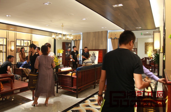 眾多經(jīng)銷商對(duì)紅古軒“云龍”品牌表現(xiàn)出極大的興趣 眾多經(jīng)銷商對(duì)紅古軒“云龍”品牌表現(xiàn)出極大的興趣