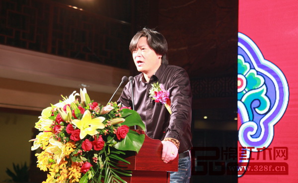 紅古軒煙臺(tái)經(jīng)銷商于全宏在紅古軒“云龍”品牌發(fā)布會(huì)上進(jìn)行分享 紅古軒煙臺(tái)經(jīng)銷商于全宏在紅古軒“云龍”品牌發(fā)布會(huì)上進(jìn)行分享