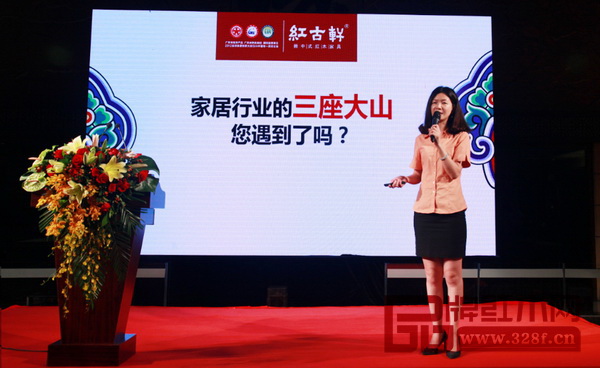 紅古軒營(yíng)銷總監(jiān)在發(fā)布會(huì)現(xiàn)場(chǎng)為經(jīng)銷商們?cè)敿?xì)解讀“云龍”品牌的加盟策略 紅古軒營(yíng)銷總監(jiān)在發(fā)布會(huì)現(xiàn)場(chǎng)為經(jīng)銷商們?cè)敿?xì)解讀“云龍”品牌的加盟策略