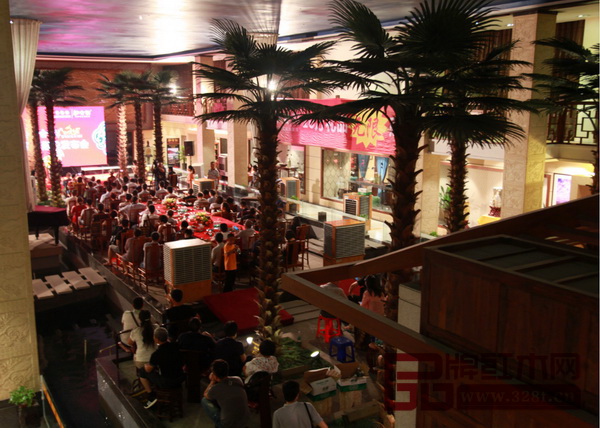 政府領(lǐng)導(dǎo)、業(yè)界知名專家以及來(lái)自全國(guó)各地的百名紅木經(jīng)銷商聚首紅古軒,共同見(jiàn)證紅古軒“云龍”品牌形象的盛大發(fā)布 政府領(lǐng)導(dǎo)、業(yè)界知名專家以及來(lái)自全國(guó)各地的百名紅木經(jīng)銷商聚首紅古軒,共同見(jiàn)證紅古軒“云龍”品牌形象的盛大發(fā)布