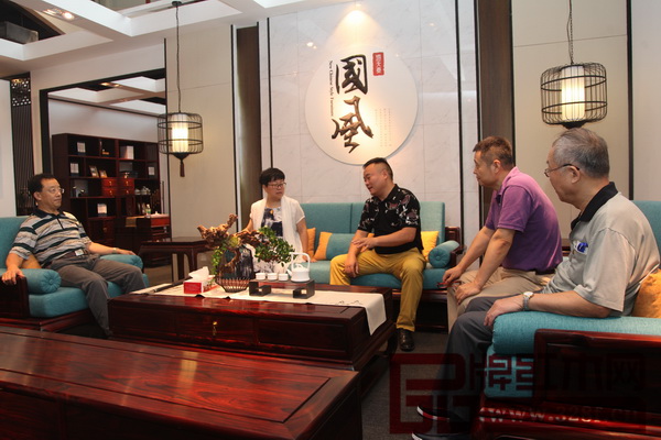 評審組專家華南農(nóng)業(yè)大學博士生導師李凱夫(左一)、華南農(nóng)業(yè)大學博士生導師郭瓊(左二)、中央民族大學人體工程學專家蘇垣(右一)、明清家具研究學者張輝(右二)與地天泰董事長許貴祿(右三)深入交流了產(chǎn)品造型方面的獨特優(yōu)勢 評審組專家華南農(nóng)業(yè)大學博士生導師李凱夫(左一)、華南農(nóng)業(yè)大學博士生導師郭瓊(左二)、中央民族大學人體工程學專家蘇垣(右一)、明清家具研究學者張輝(右二)與地天泰董事長許貴祿(右三)深入交流了產(chǎn)品造型方面的獨特優(yōu)勢