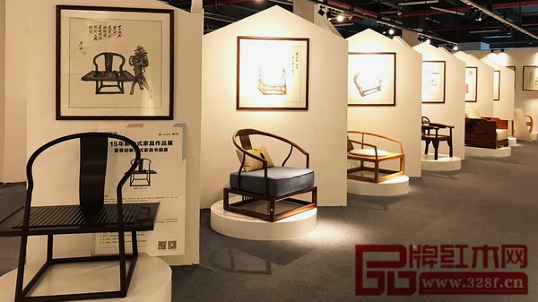 “15年新中式家具經(jīng)典作品展”展出由全國知名專家、院校學者及組委會聯(lián)合推薦的數(shù)十款新中式經(jīng)典家具 “15年新中式家具經(jīng)典作品展”展出由全國知名專家、院校學者及組委會聯(lián)合推薦的數(shù)十款新中式經(jīng)典家具
