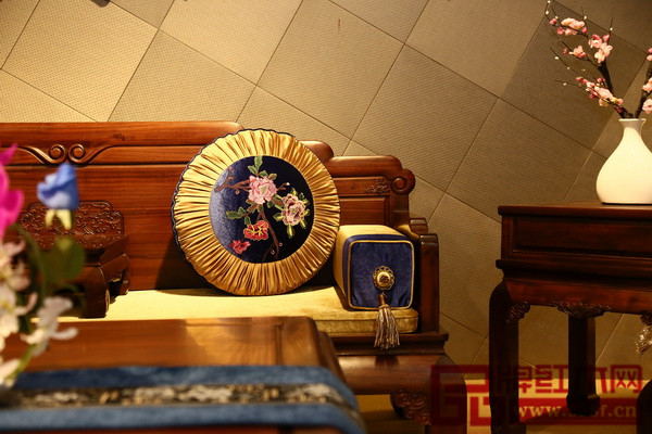 鴻韻紅木展館內(nèi)實(shí)景