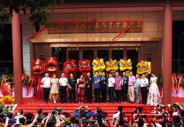 全聯(lián)藝術(shù)紅木家具專業(yè)委員會(huì)主席團(tuán)主席、國(guó)壽紅木董事長(zhǎng)陳國(guó)壽（左六），全聯(lián)藝術(shù)紅木家具專業(yè)委員會(huì)執(zhí)行會(huì)長(zhǎng)林偉華（右七）、江蘇省家具行業(yè)協(xié)會(huì)會(huì)長(zhǎng)胡盤(pán)根（左七），東莞市美術(shù)家協(xié)會(huì)主席、嶺南畫(huà)院終身榮譽(yù)院長(zhǎng)黃澤森（左四），東莞市美術(shù)家協(xié)會(huì)副主席莫金水（右四），東莞市美術(shù)家協(xié)會(huì)副主席郭梅煥（右三），東莞市定制家居行業(yè)協(xié)會(huì)會(huì)長(zhǎng)莫銳輝（左三），厚街鎮(zhèn)下汴社區(qū)書(shū)記王任南（右六），國(guó)壽紅木董事長(zhǎng)夫人倫群章（左五）、副董事長(zhǎng)陳淦凡（右八）、總經(jīng)理陳衛(wèi)棠（右五）、副總經(jīng)理王耀佳（左一）、副總經(jīng)理何偉權(quán)（右二）、軟裝設(shè)計(jì)總監(jiān)陳映雄（左二）為藝術(shù)館揭牌