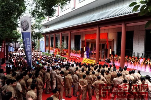 各政府、行業(yè)協(xié)會(huì)的領(lǐng)導(dǎo)代表、全國(guó)各地國(guó)壽紅木的經(jīng)銷商，以及國(guó)壽紅木全體領(lǐng)導(dǎo)層和眾多員工共同見(jiàn)證國(guó)壽紅木藝術(shù)館開(kāi)業(yè)慶典儀式