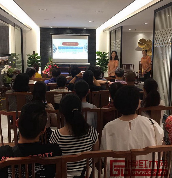 紅古軒營銷總監(jiān)楊晶向經(jīng)銷商介紹紅古軒“云龍”品牌的全新形象和特色