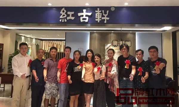 紅古軒營銷總監(jiān)楊晶（左六）與來自全國的優(yōu)秀經(jīng)銷商朋友們在紅古軒云龍生活藝術(shù)館合影