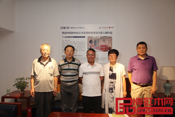 華南農(nóng)業(yè)大學博士生導師李凱夫（左二）、中央民族大學人體工程學專家蘇垣（左一）、華南農(nóng)業(yè)大學研究生導師郭瓊（右二）、明清家具研究專家張輝（右一）高度贊揚印象森刻家具，并與其董事長陳文德合影