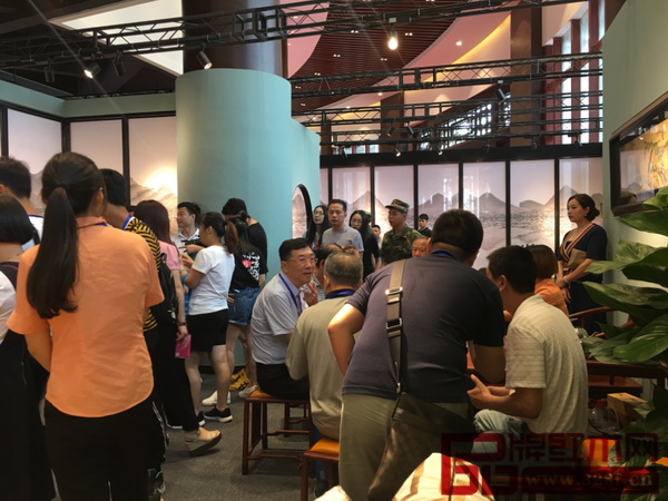 紅古軒展廳里人山人海，眾多經(jīng)銷(xiāo)商、消費(fèi)者慕名而來(lái)