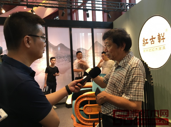全國(guó)工商聯(lián)執(zhí)委、全國(guó)工商聯(lián)民間文物藝術(shù)品商會(huì)會(huì)長(zhǎng)、全國(guó)工商聯(lián)藝術(shù)紅木家具專(zhuān)業(yè)委員會(huì)會(huì)長(zhǎng)宋建文在采訪(fǎng)中對(duì)紅古軒為新中式紅木家具發(fā)展作出的貢獻(xiàn)給予了肯定
