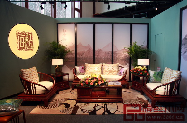 紅古軒的小葉紫檀《詠荷沙發(fā)》是本次展會(huì)價(jià)值最高的家具作品，專(zhuān)家估值在千萬(wàn)以上