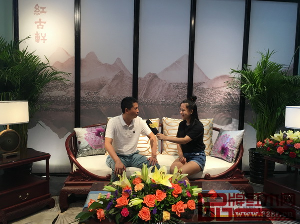 中山家具商會(huì)會(huì)長(zhǎng)、紅古軒品牌創(chuàng)始人吳赤宇接受媒體采訪(fǎng)