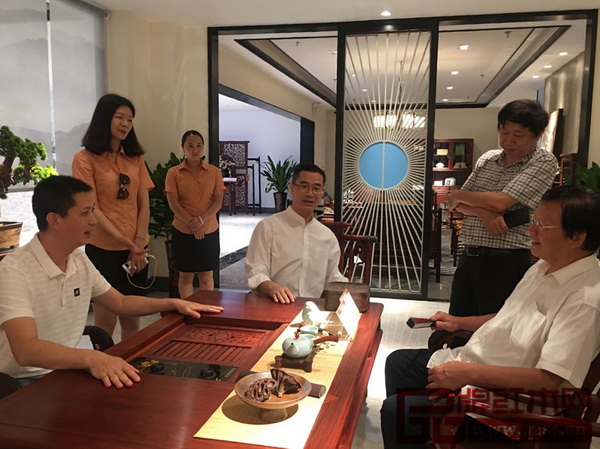 全國(guó)政協(xié)委員程路（右一）、全國(guó)工商聯(lián)執(zhí)委宋建文（右二）、廣東省家具協(xié)會(huì)會(huì)長(zhǎng)王克（右三）與紅古軒品牌創(chuàng)始人吳赤宇親切交流