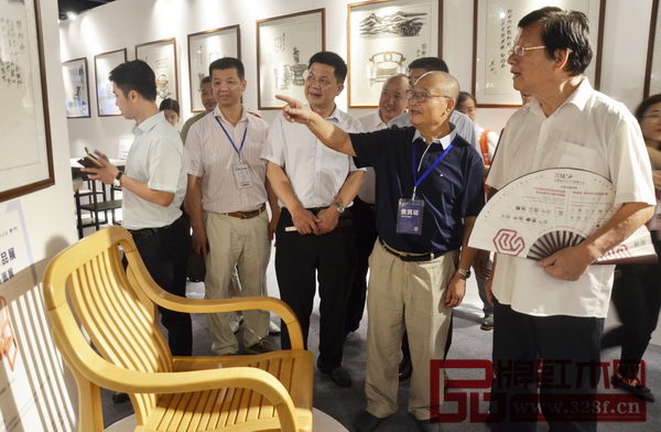 程路主席(右一)參觀“15年新中式家具經(jīng)典作品展暨景初新中式家具書畫展”,并與中國高等教育家具設(shè)計(jì)專業(yè)創(chuàng)始人、中國新中式文化研究院院長胡景初(右二)溝通交流 程路主席(右一)參觀“15年新中式家具經(jīng)典作品展暨景初新中式家具書畫展”,并與中國高等教育家具設(shè)計(jì)專業(yè)創(chuàng)始人、中國新中式文化研究院院長胡景初(右二)溝通交流
