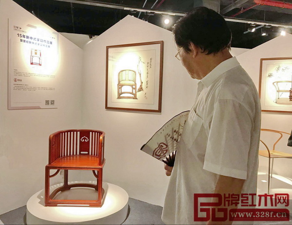 全國政協(xié)委員程路在觀賞《國壽椅》