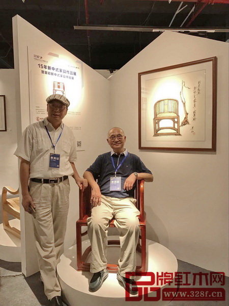 全國工商聯(lián)藝術(shù)紅木家具專業(yè)委員會專家顧問——中國高等教育家具設(shè)計專業(yè)創(chuàng)始人、中國新中式文化研究院院長胡景初（右），教育部《家具設(shè)計與制造》專業(yè)帶頭人彭亮（左）與國壽椅合影