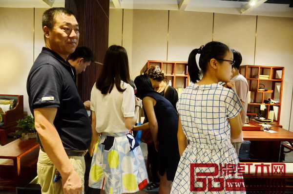 國壽紅木展館內(nèi)匯聚眾多經(jīng)銷商、消費者