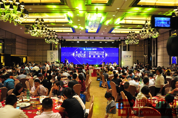 數(shù)百經(jīng)銷(xiāo)商共同見(jiàn)證“首屆消費(fèi)者喜愛(ài)的經(jīng)典中式紅木家具獎(jiǎng)”頒獎(jiǎng)典禮