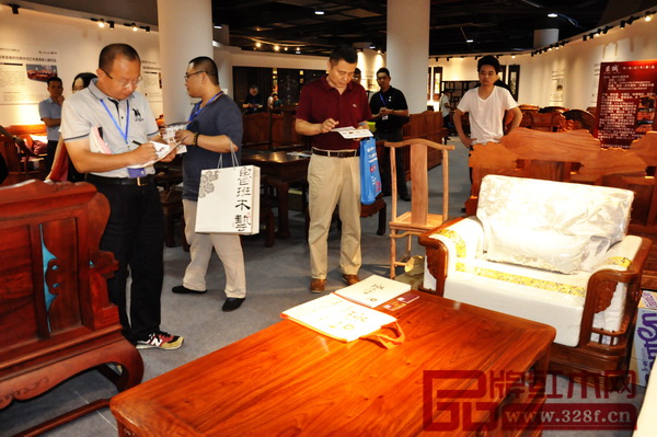 評(píng)審組專(zhuān)家在對(duì)景成軒《如意人生》沙發(fā)進(jìn)行評(píng)選打分