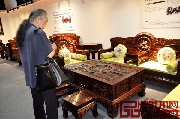 全聯(lián)藝術(shù)紅木家具專業(yè)委員會(huì)專家顧問、中國明式家具研究所原所長(zhǎng)濮安國對(duì)《貴賓國寶沙發(fā)》現(xiàn)場(chǎng)評(píng)分 全聯(lián)藝術(shù)紅木家具專業(yè)委員會(huì)專家顧問、中國明式家具研究所原所長(zhǎng)濮安國對(duì)《貴賓國寶沙發(fā)》現(xiàn)場(chǎng)評(píng)分