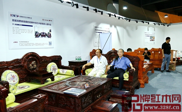 全聯(lián)藝術(shù)紅木家具專業(yè)委員會(huì)專家顧問——中國明式家具研究所原所長(zhǎng)濮安國（右）、亞太地區(qū)手工藝大師馮文土（左）現(xiàn)場(chǎng)體驗(yàn)《貴賓國寶沙發(fā)》