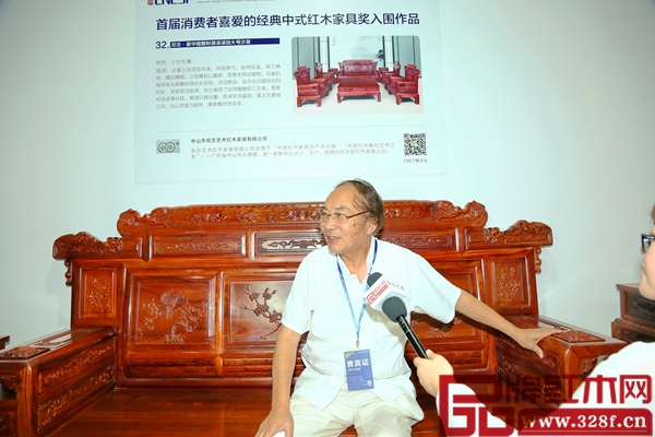 全聯(lián)藝術紅木家具專業(yè)委員會專家顧問、亞太地區(qū)手工藝大師、中國工藝美術大師馮文土對《檀雕財源滾滾》沙發(fā)贊譽有加 全聯(lián)藝術紅木家具專業(yè)委員會專家顧問、亞太地區(qū)手工藝大師、中國工藝美術大師馮文土對《檀雕財源滾滾》沙發(fā)贊譽有加