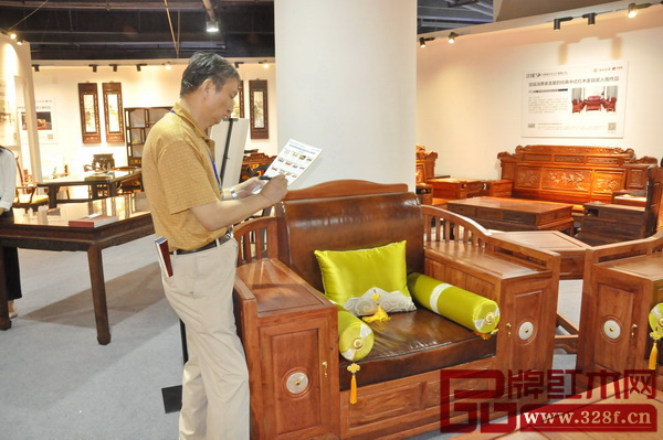 全國工商聯(lián)民間文物藝術(shù)品商會副會長、原故宮博物院文保科技部主任曹靜樓正在為鑒榫卯大師《至尊年華沙發(fā)》評分 全國工商聯(lián)民間文物藝術(shù)品商會副會長、原故宮博物院文??萍疾恐魅尾莒o樓正在為鑒榫卯大師《至尊年華沙發(fā)》評分