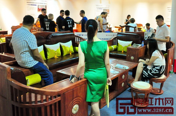 榫卯大師《至尊年華沙發(fā)》受到眾多現(xiàn)場經(jīng)銷商及消費者的關(guān)注 榫卯大師《至尊年華沙發(fā)》受到眾多現(xiàn)場經(jīng)銷商及消費者的關(guān)注