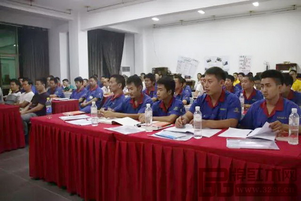 第四期手工木工中級(jí)技能培訓(xùn)班吸引了眾多企業(yè)員工參與 第四期手工木工中級(jí)技能培訓(xùn)班吸引了眾多企業(yè)員工參與