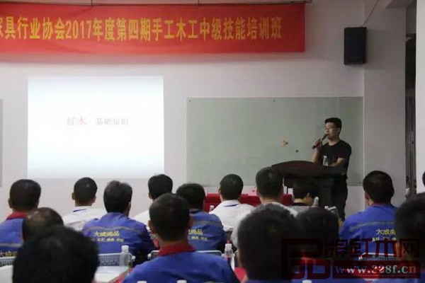 參與培訓(xùn)人員正在認(rèn)真聆聽(tīng)講師講解 參與培訓(xùn)人員正在認(rèn)真聆聽(tīng)講師講解