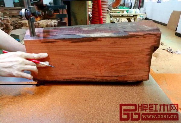 區(qū)氏臻品用于生產(chǎn)《嵌黃楊木螭龍捧壽紋提盒》的木料 區(qū)氏臻品用于生產(chǎn)《嵌黃楊木螭龍捧壽紋提盒》的木料