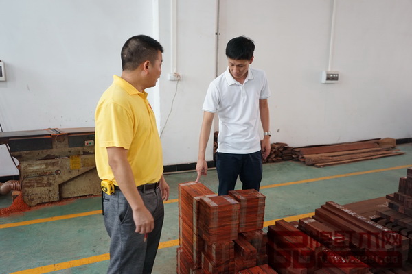 區(qū)氏臻品總經(jīng)理區(qū)錦澤親自檢查開料情況