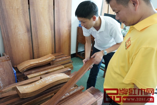 區(qū)氏臻品總經(jīng)理區(qū)錦澤檢查黃花梨家具的開料情況