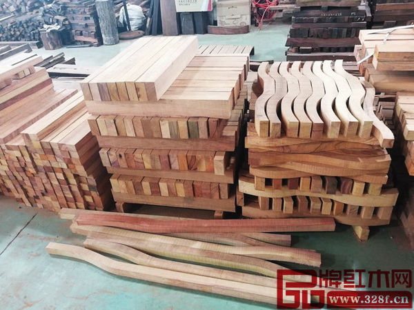 區(qū)氏臻品《四出頭官帽椅》開好的木料